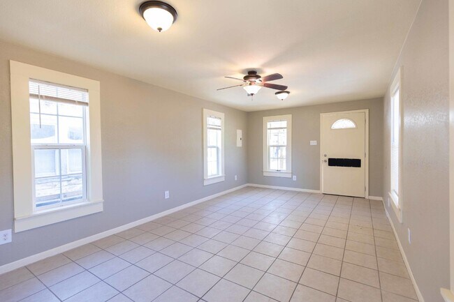 Building Photo - 330 Gem Ln