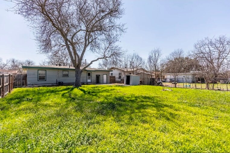 Building Photo - 215 Legion Dr W