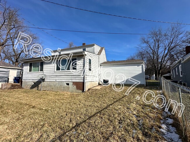 Building Photo - Spacious 3 Bed 2 bath Home