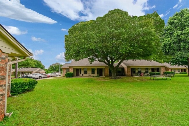 Building Photo - 1308 Jacksonville Dr