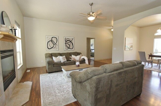 Building Photo - Your New Home Awaits in Bolder Creek! 4bed...