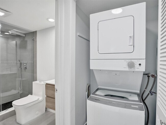 Building Photo - 605 Oaks Dr