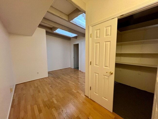 Building Photo - Unfurnished Long-term rental, Procure Only