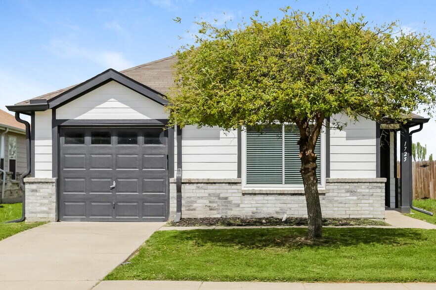 Primary Photo - 1725 Vineridge Ln
