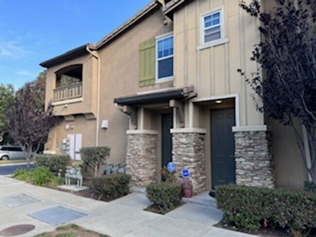 Building Photo - Beautiful 2 Bedroom, 2 Bathroom Oxnard Con...