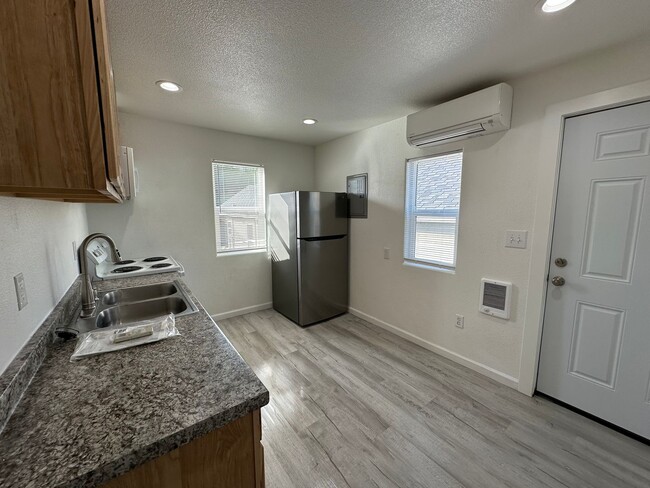 Building Photo - 230 SE 6th Ave