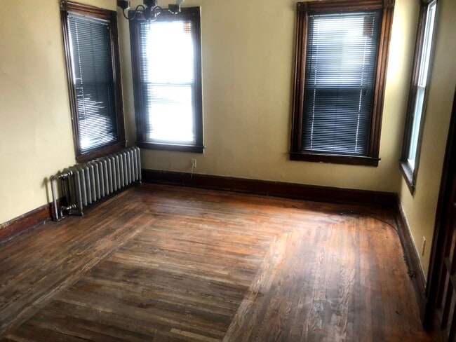 Building Photo - 16 Benton St