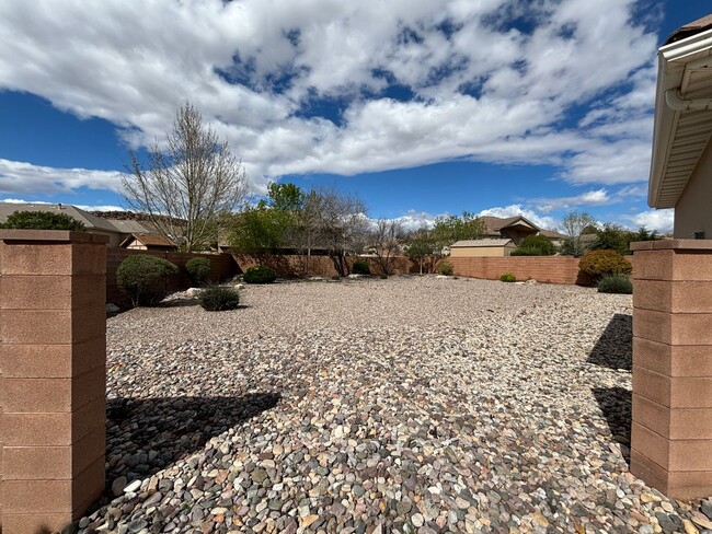 Building Photo - Gorgeous Little Valley Home!