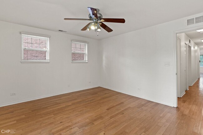 Building Photo - 645 W Elm St
