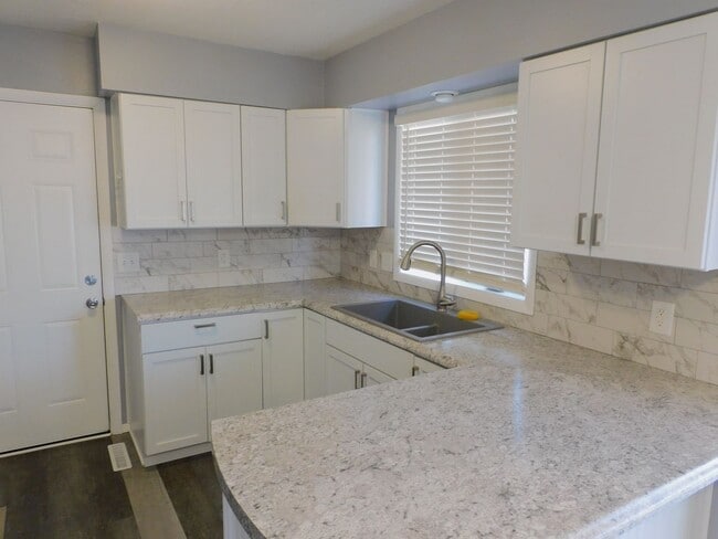 Building Photo - Rare find!