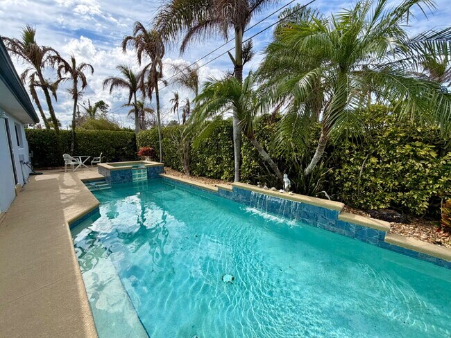 Building Photo - Gorgeous Pool Home in Satellite Beach!!