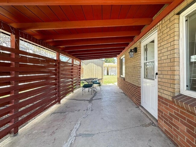 Building Photo - Great two bed / one bath in south Denver f...