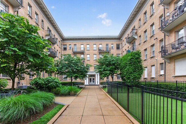 Building Photo - Sunny 1br with Balcony in Columbia Heights!