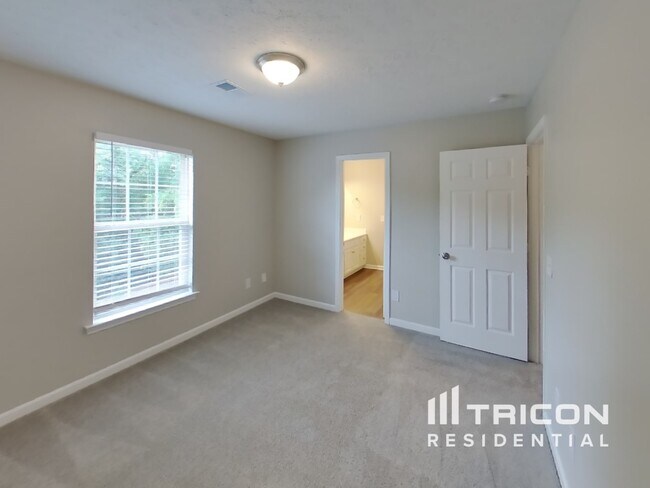 Building Photo - 283 Iris Dr