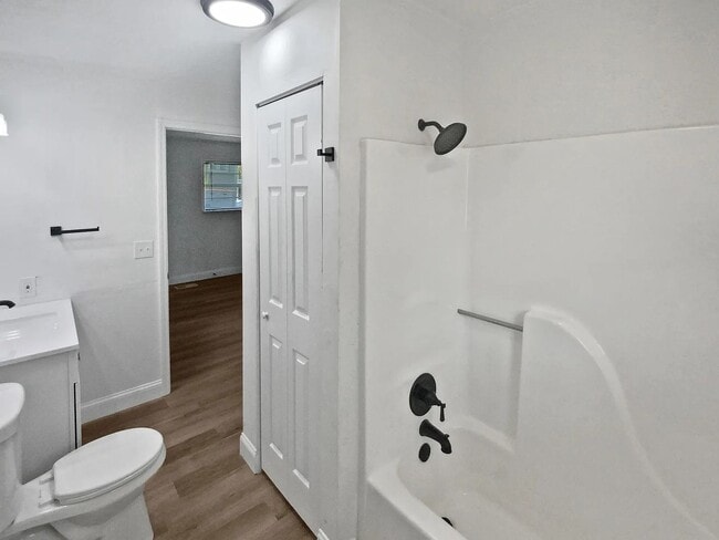 Building Photo - Small Cottage Home