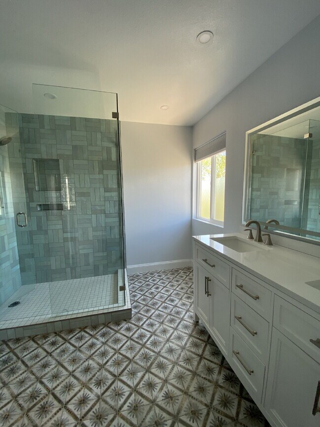 Building Photo - 5 bedroom - Oxbow
