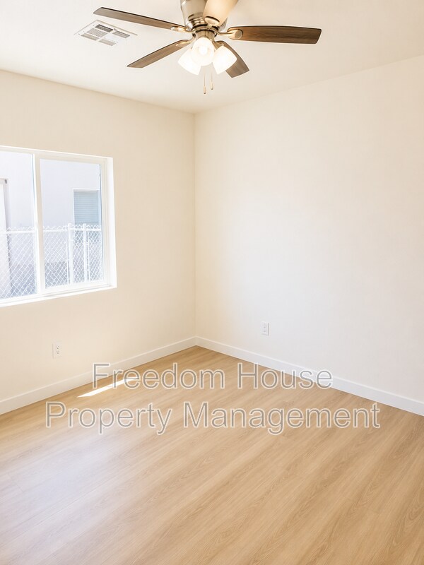 Building Photo - 1701 Sycamore Ave