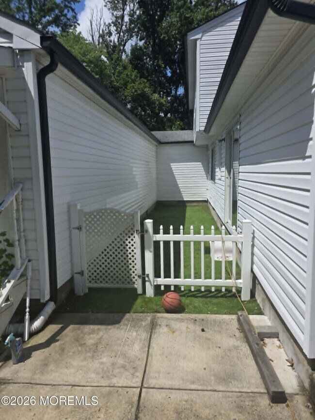 Building Photo - 5 Sandburg Dr