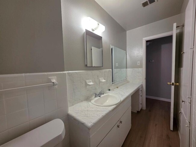 Building Photo - 701 E 45th St