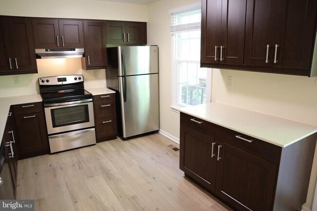 Building Photo - 10848 Douglas Ave