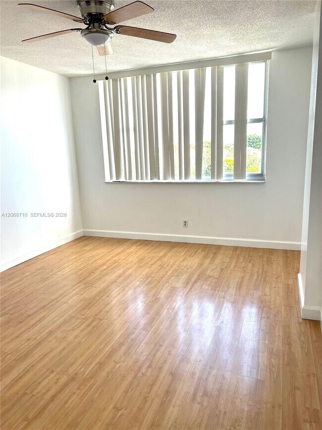 Building Photo - 4400 Hillcrest Dr