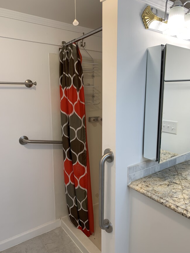 walk-in shower - 1603 S High St