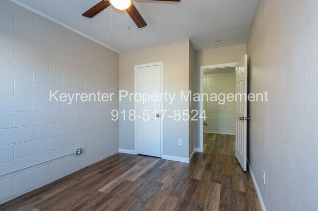 Building Photo - 1345 N Lewis Pl