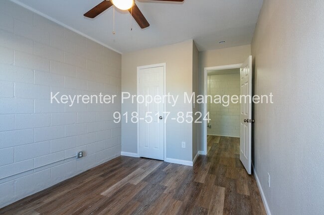 Building Photo - N Lewis Pl Triplex