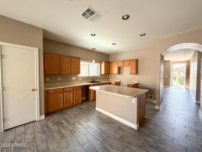 Building Photo - 982 E Doris St