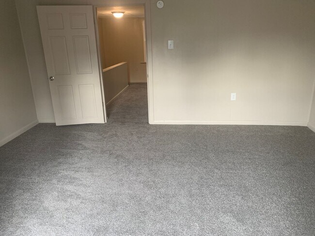 Building Photo - Spacious Renovated 5 Bed 1.5 Bath House- Y...