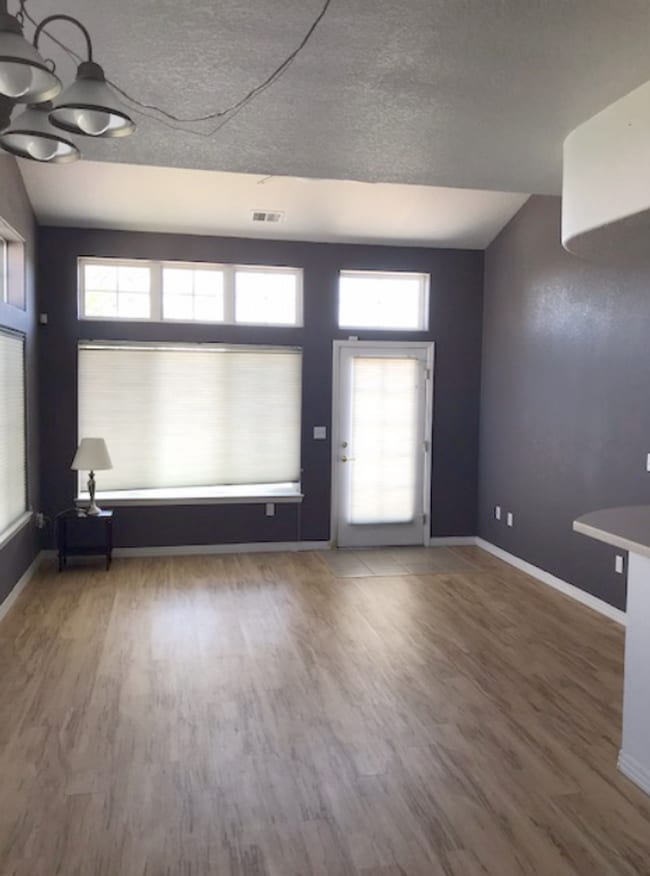 Building Photo - Charming Ranch Style 2 bedroom, 2 bathroom...