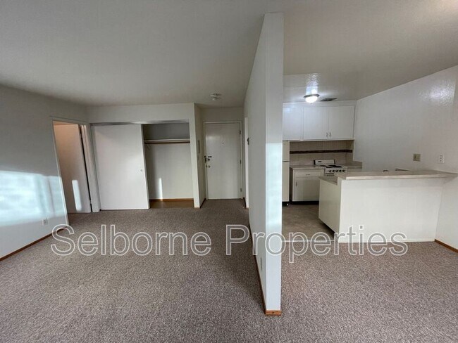Building Photo - 443 Lee St