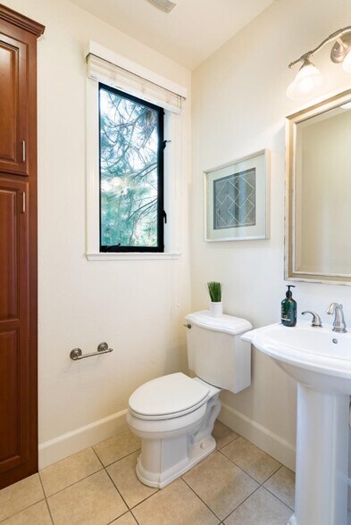 Building Photo - 401 Alder Ln