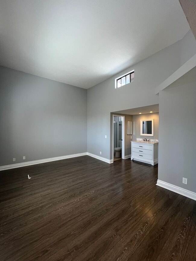 Building Photo - Tri-Level 2bed 2bath Huntington  Beach Home