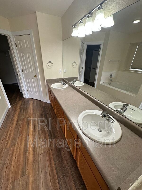 Building Photo - 122 Whitney Ct