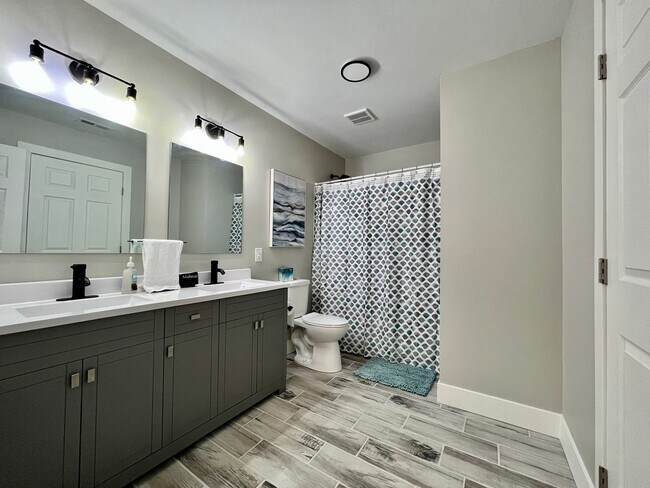 Building Photo - Quaint 4 Bedroom furnished Ranch Home in Mason Ohio