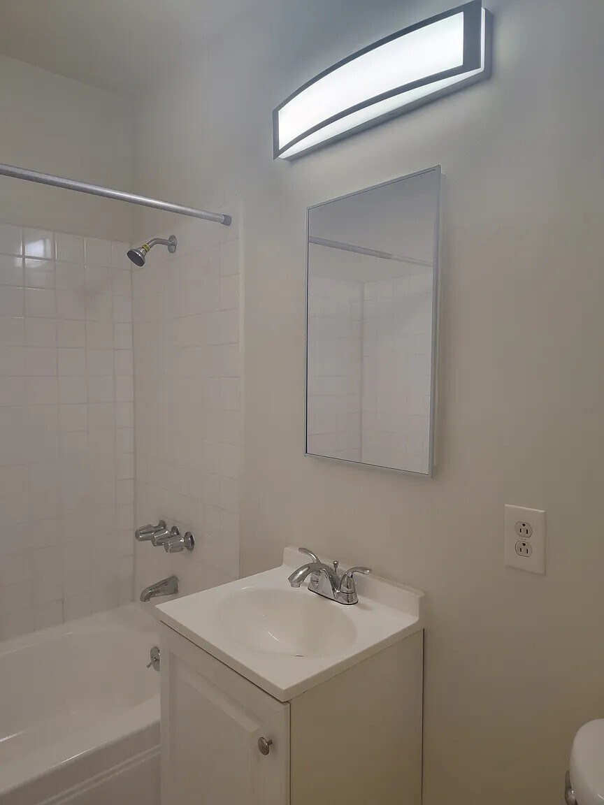 Building Photo - 6510 Marbrisa Ave