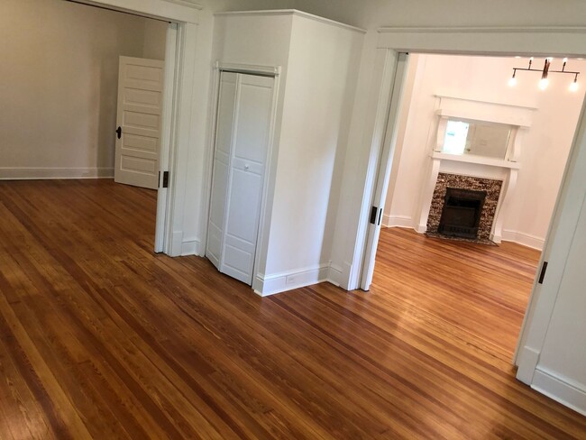 Building Photo - Remodeled Historic home close to downtown