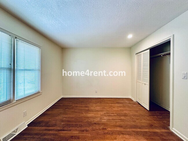 Building Photo - Olathe Duplex w/ Wood Floors, Finished Basement, and a Fenced Yard!