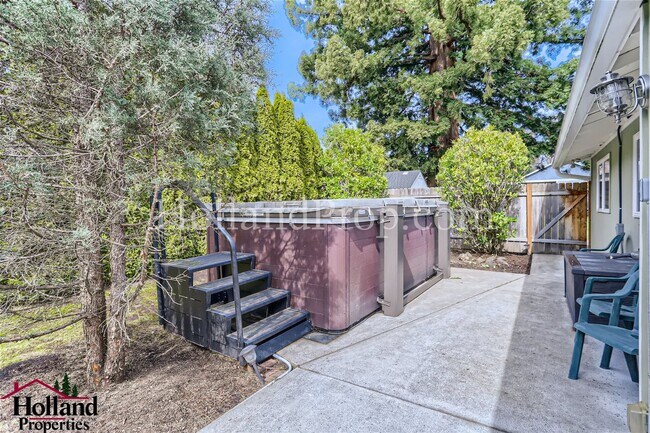 Building Photo - Gorgeous 3 Bedroom Home with SwimSpa Avail...