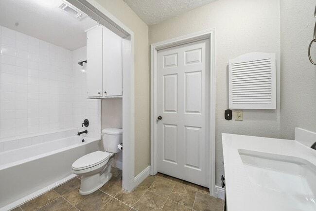 Building Photo - 3226 Springhill Dr