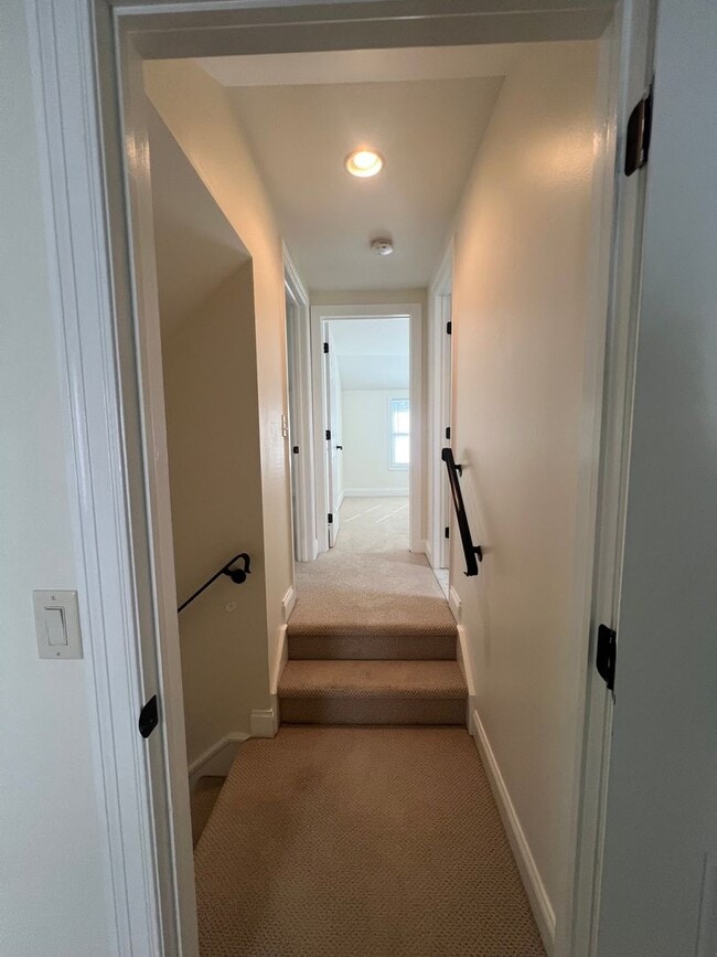 Building Photo - 3 Bed, 1.5 Bath Near U of R, Strong & Coll...
