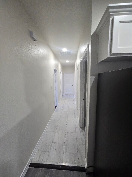 Building Photo - 512 S Hackberry St