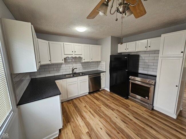Building Photo - 748 Maple Ln