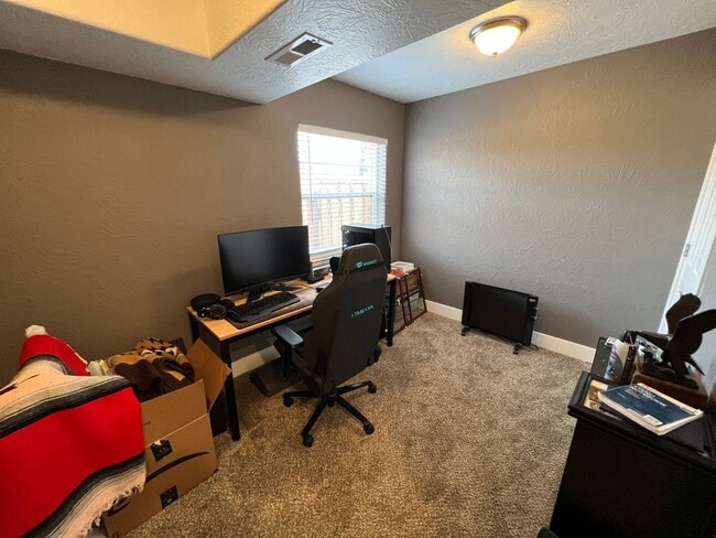 Building Photo - Beautiful newly remodeled home