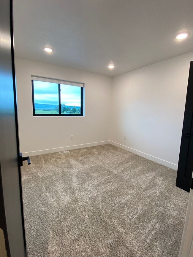 Building Photo - 3 bedroom / 2.5 bath with garage - Driggs Stone Peak Subdivision