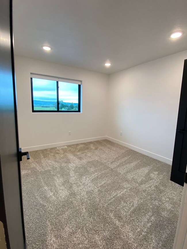 Building Photo - New Townhome Driggs!  3 bedroom / 2.5 bath with garage!