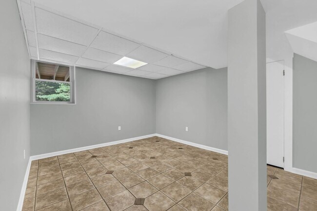 Building Photo - 613 Channell Dr