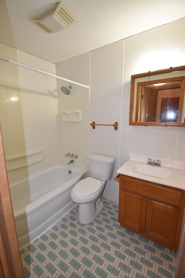 Building Photo - 3 Bedroom 2 Full Bath Home in Greenfield, Fenced Yard