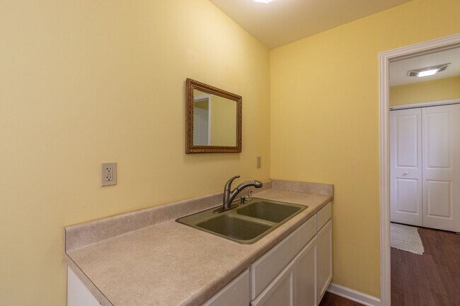 Building Photo - 208 Ella St